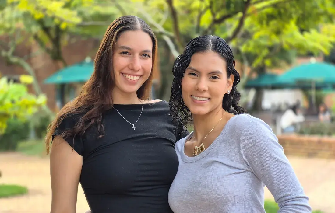 mujeres sonriendo
