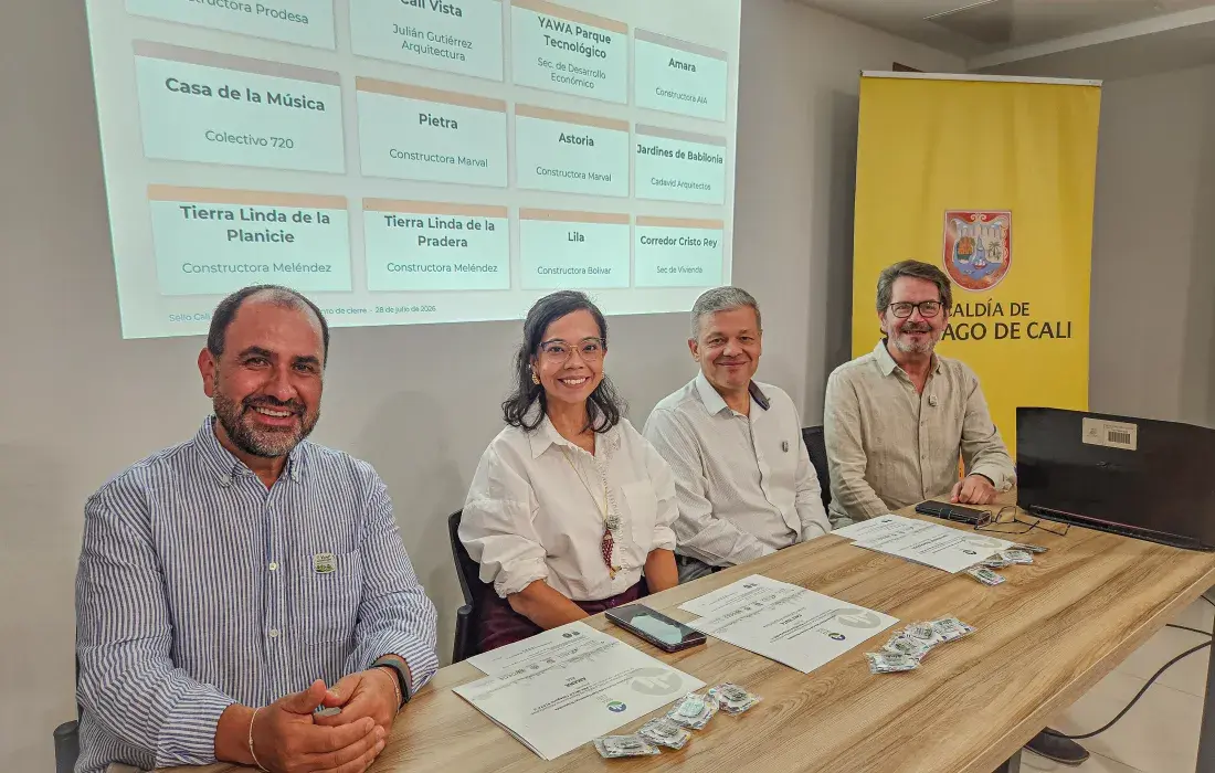 Simon Zbinden, jefe de Cooperación y de la Unidad de Ayuda Humanitaria y Desarrollo de la Embajada de Suiza en Colombia, Vanessa López Rojas, directora del Departamento Administrativo de Planeación Municipal de Cali, profesor Iván Osuna Motta, del Departamento de Hábitat de la Javeriana Cali, representante de la universidad en el Reconocimiento Sello Cali Construye Sostenible