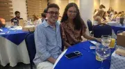 Egresada y egresado en el evento
