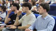 Estudiantes internacionales sentados en el auditorio mientras escuchan las palabras del rector