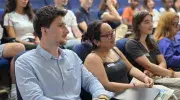 Estudiantes internacionales sentados en el auditorio mientras escuchan las palabras del rector