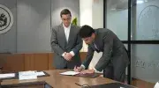 Juan Fernando Garrido Navia, director de la Especialización y Maestría en Finanzas realizando la firma del acta de su posesión, a su izquierda Pablo Rubén Vernaza Gómez, secretario general de la Seccional. 