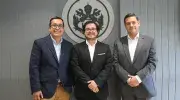 Foto oficial del acto de posesión: de izquierda a derecha, Camilo Rocha Niño, vicerrector académico; Jonathan Córdoba Cano, director de la Especialización en Oftalmología; y Pablo Rubén Vernaza, secretario general de la Seccional. 