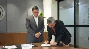 Jeison Andrés Suárez Astaiza, director del Programa de Filosofía realizando la firma del acta de su posesión, a su izquierda Pablo Rubén Vernaza Gómez, secretario general de la Seccional. 
