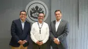 Foto oficial del acto de posesión: de izquierda a derecha, Camilo Rocha Niño, vicerrector académico; Juan Sebastián Ramírez Navas, director del Departamento de Alimentación y Nutrición; y Pablo Rubén Vernaza, secretario general de la Seccional. 