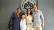 Foto oficial del acto de posesión: de izquierda a derecha, María Claudia Villegas, decana Facultad de Creación y Hábitat; hijo de la posesionada; Sasha Vanessa Londoño Venegas, directora del Programa de Arquitectura; esposo de la posesionada. 
