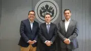 Foto oficial del acto de posesión: de izquierda a derecha, Camilo Rocha Niño, vicerrector académico; Julián Andrés Narváez Grisales, director de la Especialización en Gestión Tributaria; y Pablo Rubén Vernaza, secretario general de la Seccional. 