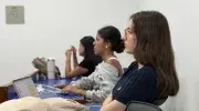 Estudiantes de Mercadeo diseñaron estrategias de marca para la película colombiana Llueve sobre Babel 