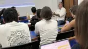 Estudiantes de Mercadeo diseñaron estrategias de marca para la película colombiana Llueve sobre Babel 