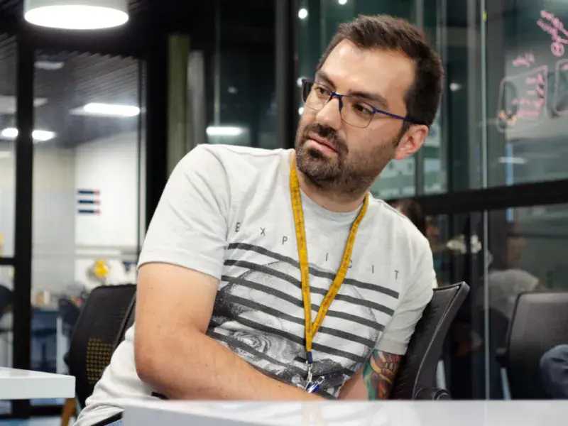 Estudiante de Ingeniería Mecánica diseñaron juegos interactivos para explicar un principio físico a menores de edad
