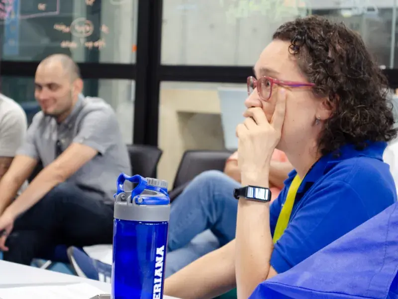 Estudiante de Ingeniería Mecánica diseñaron juegos interactivos para explicar un principio físico a menores de edad