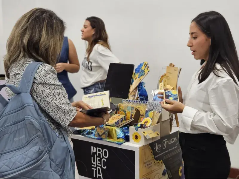 Estudiantes exponiendo en PROYECTA