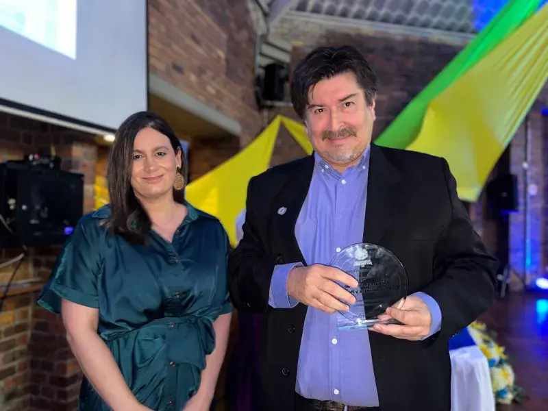 Gala de Egresados de Derecho fue un emotivo reencuentro de abogados javerianos   El campus de la Javeriana Cali fue el lugar escogido para reunir, el pasado 21 de noviembre, a varias generaciones de egresados del programa de Derecho, que se reencontraron para destacar la trayectoria de la carrera y recibir reconocimientos en agradecimiento al liderazgo, compromiso y trayectoria de las personas y entidades que han contribuido notablemente al desarrollo del programa. 