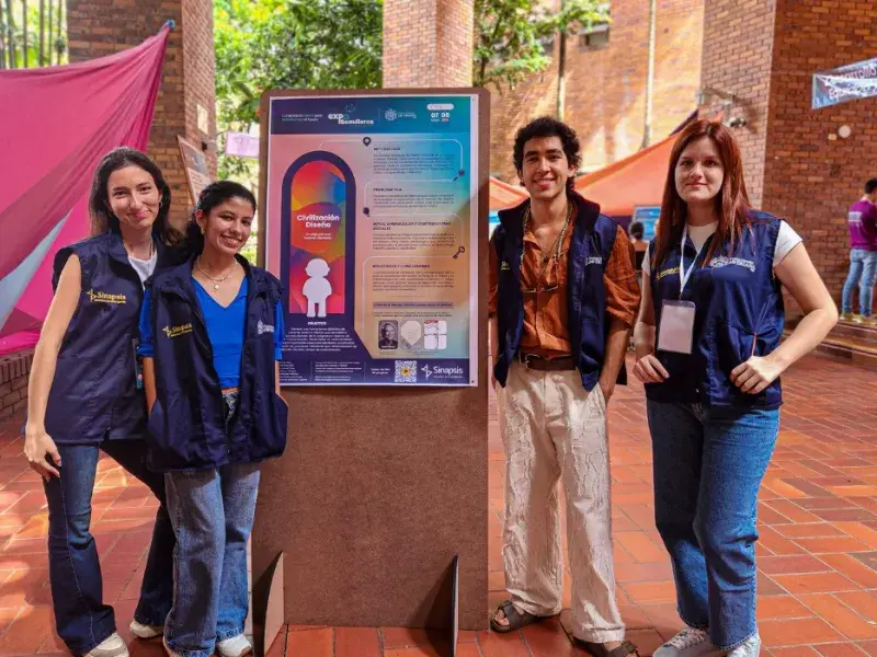 Presentación de pósters a cargo de estudiantes universitarios en Exposemilleros 2025 