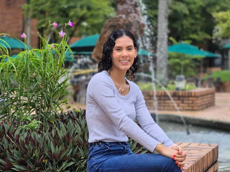 mujer sonriendo