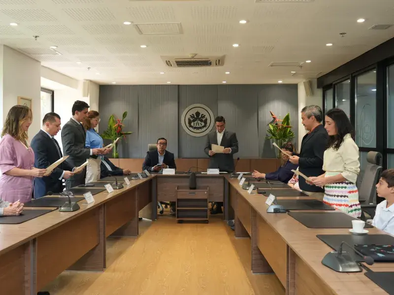 Los nuevos directores de las Facultades de Ciencias Económicas y Administrativas, Creación y Hábitat, y Humanidades y Ciencias Sociales declaran la promesa ante el secretario general de la Seccional. 