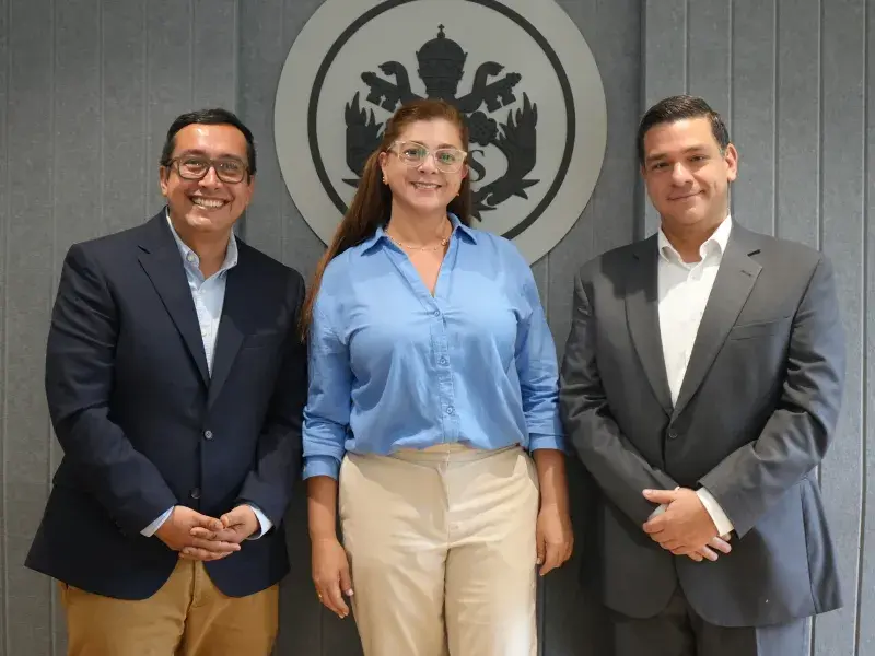 Foto oficial del acto de posesión: de izquierda a derecha, Camilo Rocha Niño, vicerrector académico; Diana Milena Aristizábal Aristizábal, directora del Programa de Mercadeo; y Pablo Rubén Vernaza, secretario general de la Seccional. 