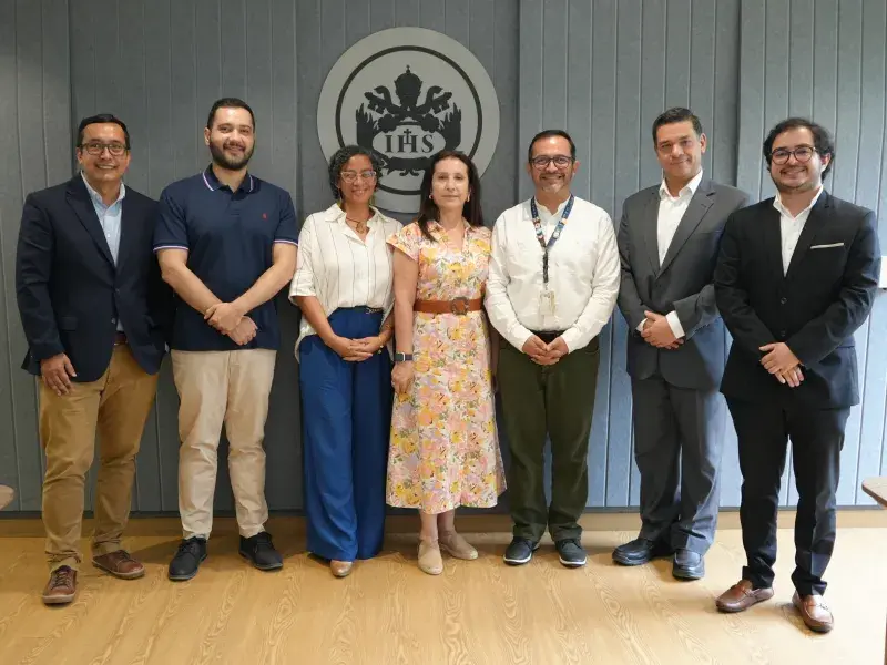 Foto oficial del acto de posesión: de izquierda a derecha, Camilo Rocha Niño, vicerrector académico; Carlos Andrés Castro, director Especialización en Medicina de Urgencias; Diana Caicedo Borrero, directora Maestría en Salud Pública; Olga Osorio Murillo, directora programa de Enfermería; Juan Sebastián Ramírez, director Departamento de Alimentación y Nutrición; Pablo Rubén Vernaza, secretario general de la Seccional; y Jonathan Córdoba Cano, director Especialización en Oftalmología. 