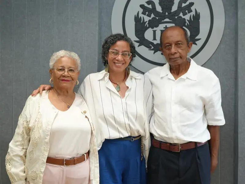 Foto oficial del acto de posesión: en el centro Diana María Caicedo Borrero, directora de la Maestría en Salud Pública, a los lados su padre y madre. 