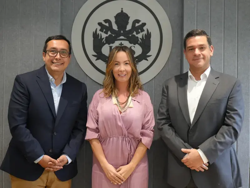 Foto oficial del acto de posesión: de izquierda a derecha, Camilo Rocha Niño, vicerrector académico; Estefanía Vélez Rivas, directora de la Maestría de Mercadeo; y Pablo Rubén Vernaza, secretario general de la Seccional. 