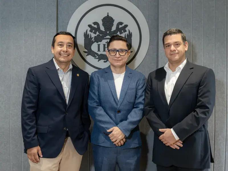 Foto oficial del acto de posesión: de izquierda a derecha, Camilo Rocha Niño, vicerrector académico; Harold Suárez Barón, director Programa de Biología y Pablo Rubén Vernaza, secretario general de la Seccional. 