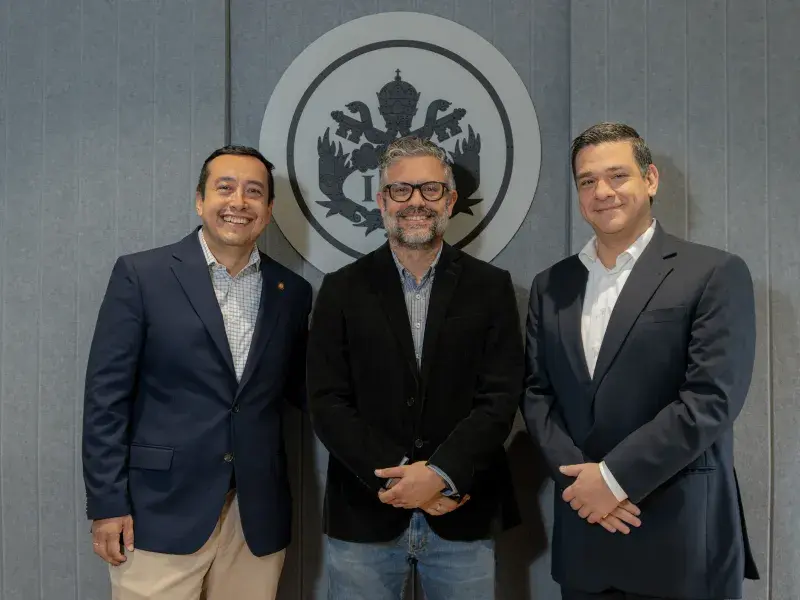 Foto oficial del acto de posesión: de izquierda a derecha, Camilo Rocha Niño, vicerrector académico; Luis Eduardo Tobón Llano, director del Doctorado en Ingeniería y Ciencias Aplicadas y Pablo Rubén Vernaza, secretario general de la Seccional. 