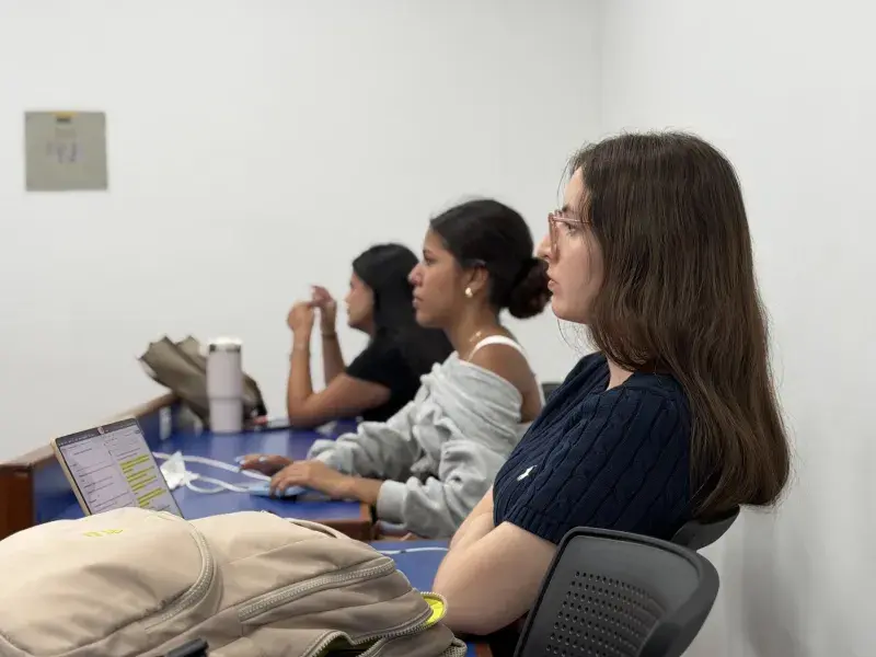 Estudiantes de Mercadeo diseñaron estrategias de marca para la película colombiana Llueve sobre Babel 