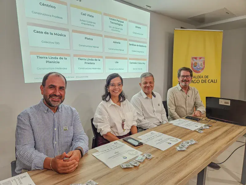 Simon Zbinden, jefe de Cooperación y de la Unidad de Ayuda Humanitaria y Desarrollo de la Embajada de Suiza en Colombia, Vanessa López Rojas, directora del Departamento Administrativo de Planeación Municipal de Cali, profesor Iván Osuna Motta, del Departamento de Hábitat de la Javeriana Cali, representante de la universidad en el Reconocimiento Sello Cali Construye Sostenible