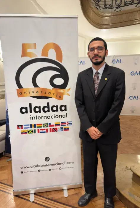 Henry Meneses, estudiante de Ciencia Política de la Javeriana Cali durante el Congreso ALADAA en Buenos Arires