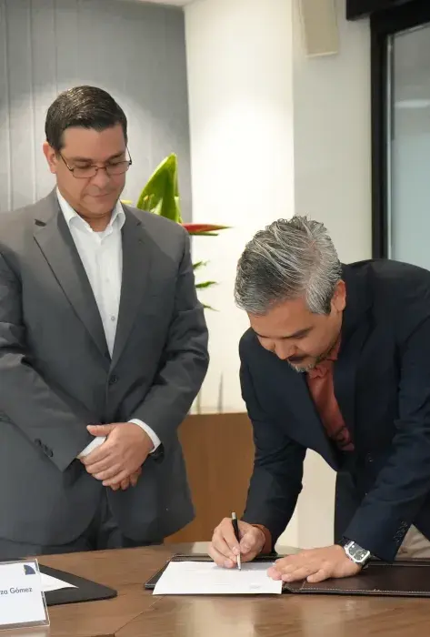 Jeison Andrés Suárez Astaiza, director del Programa de Filosofía realizando la firma del acta de su posesión, a su izquierda Pablo Rubén Vernaza Gómez, secretario general de la Seccional.