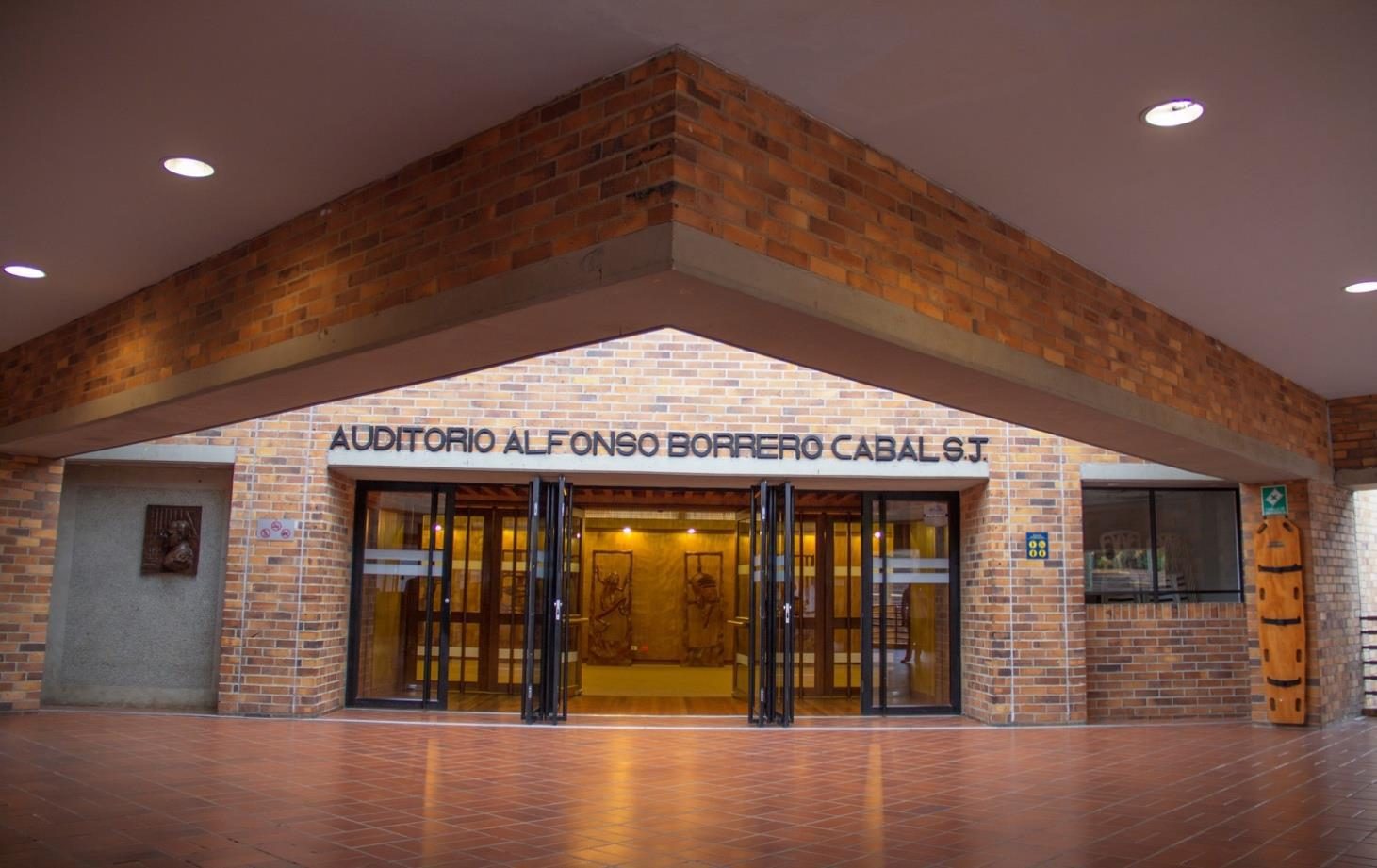 Fachada del Auditorio Alfonso Borrero Cabal S.J.