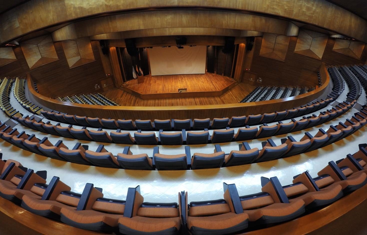 Pantalla de proyección sobre el escenario del Auditorio ABC